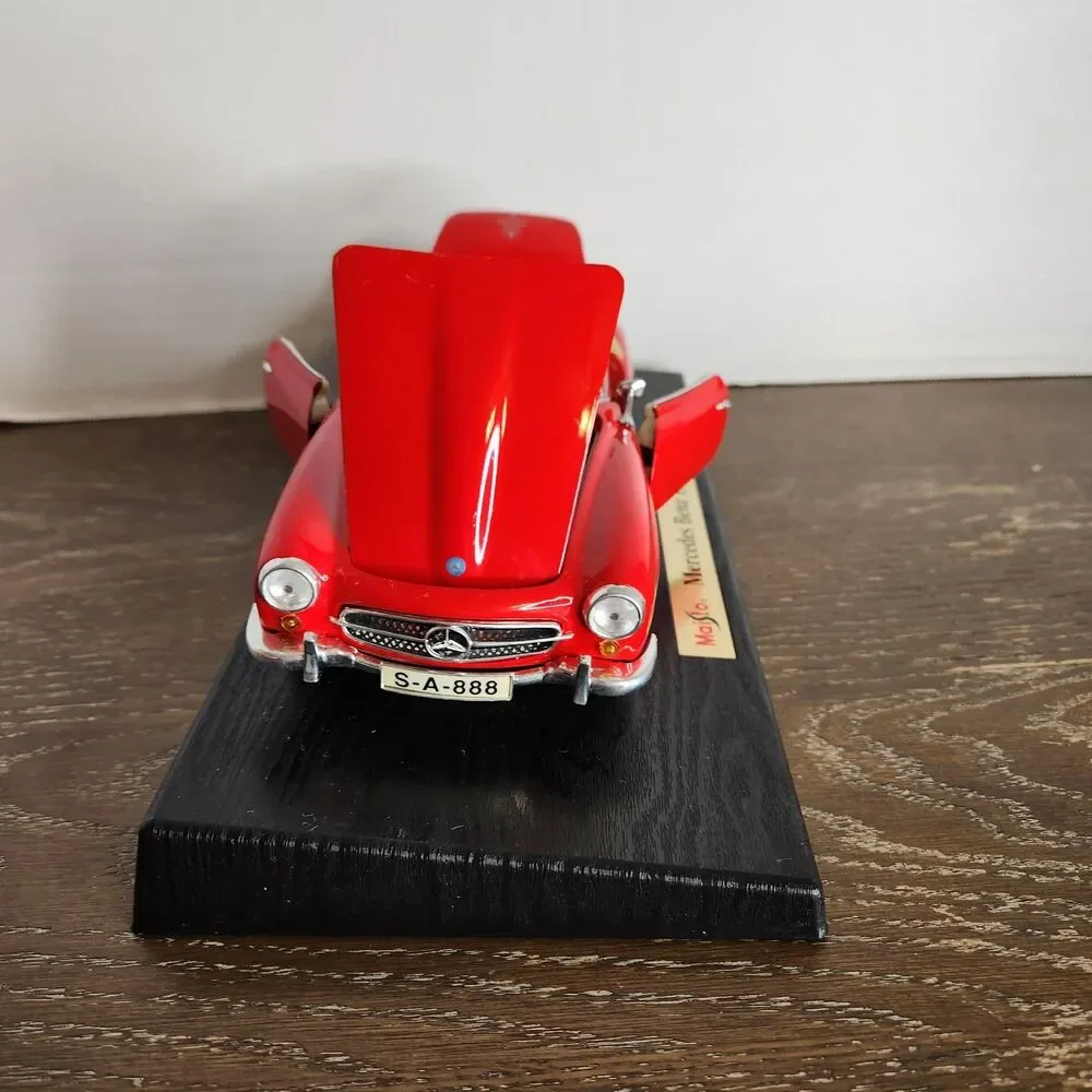 Maisto Red 1955 Mercedes Benz 190SL 1:18 Diecast Car # 31824 With Box and Stand